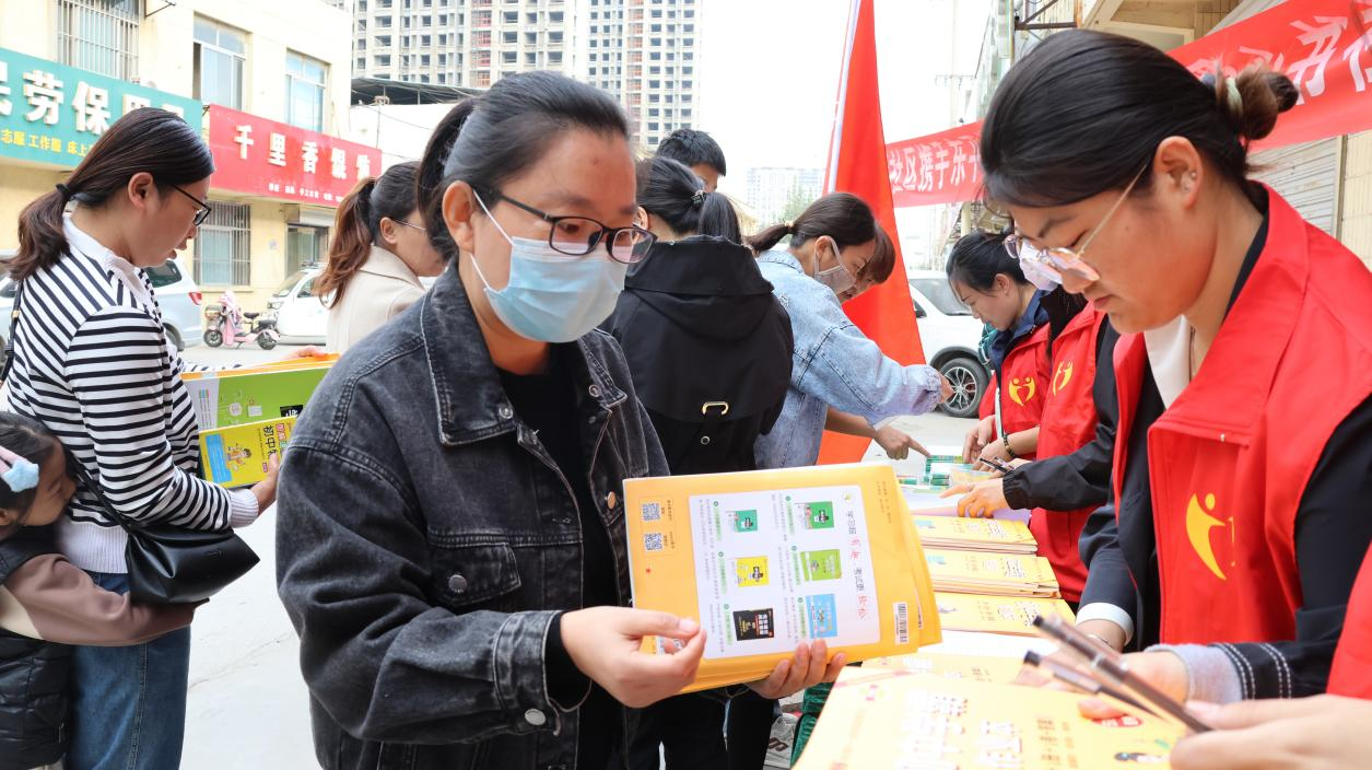 东平信息港公益协会关工委联合爱心书社开展捐赠图书活动