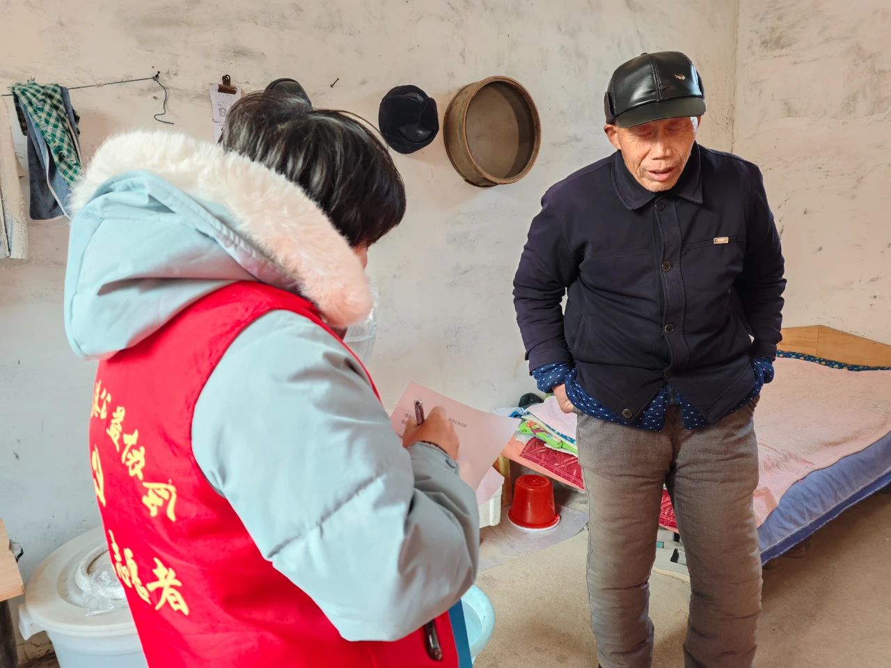 寒冬中的暖心行动——东平县“红色礼包”特困老人关爱活动 ... ...