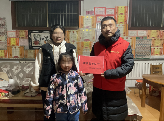 元旦送温暖：东平信息港公益协会走访慰问困境儿童