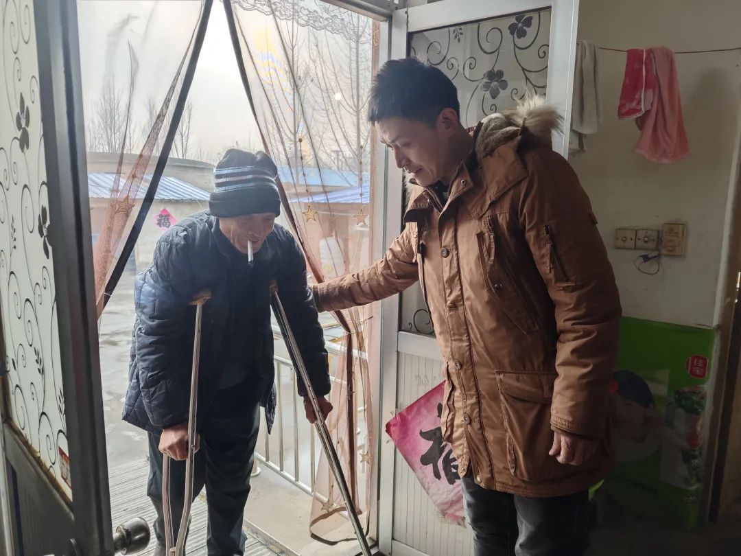 爱心传递,“红色礼包”温暖东平特困老人的心