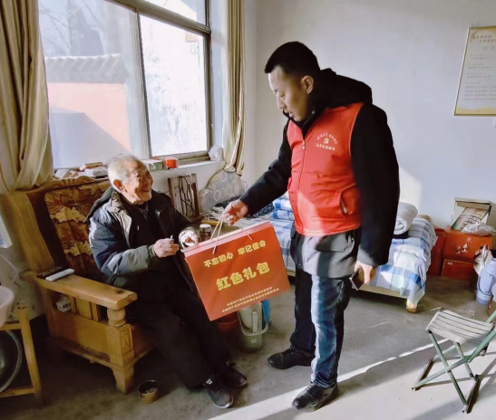 爱心送温暖 笑意满山乡——东平县“红色礼包”特困老人关爱活动走进梯门镇 ...