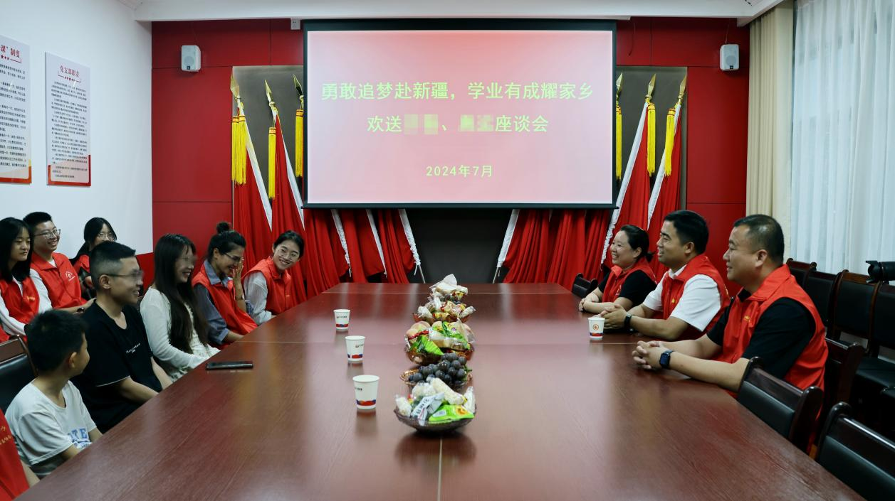 温情送别“追梦少年”困境儿童踏上新疆求学之旅