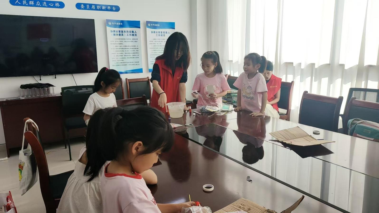 “暖心课堂”书签制作活动