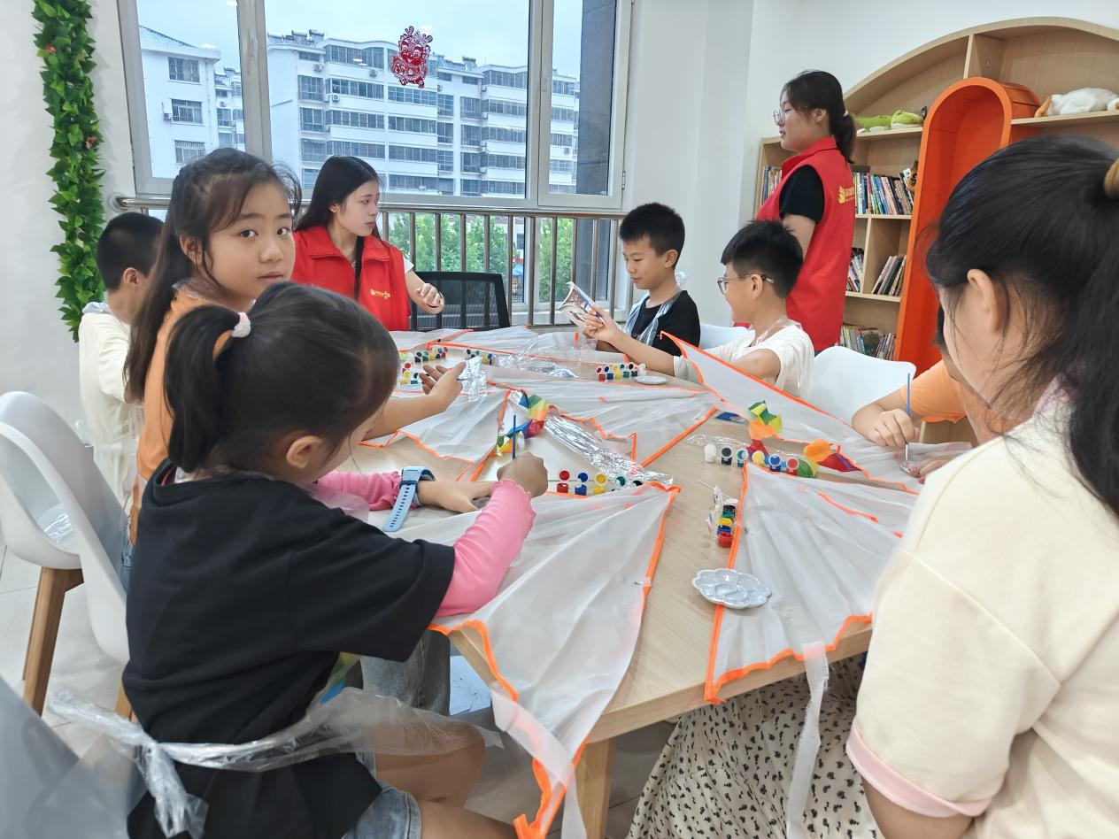 “暖心课堂”风筝制作活动