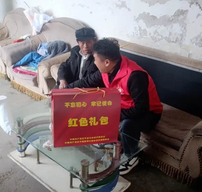 桑榆未晚 传递温情—东平信息港公益协会开展“红色礼包”关爱特困老人活动 ...