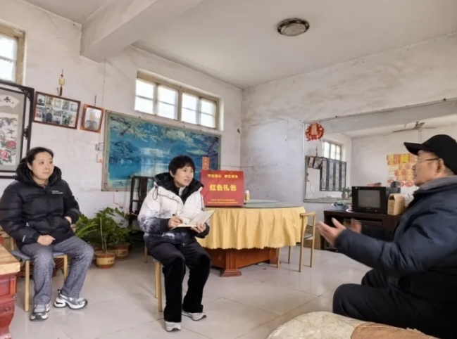 情暖寒冬——东平县“红色礼包”关爱特困老人活动
