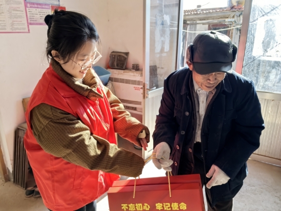 东平信息港公益协会到戴庙镇、商老庄乡开展“红色礼包”关爱特困老人走访活动 ...