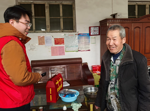 岁暮慰老,情暖寒冬——东平信息港公益协会开展“红色礼包”特困老人关爱活动 ...