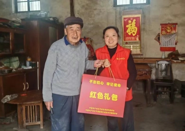 春风送暖 关爱相伴——东平信息港公益协会开展“红色礼包”关爱特困老人活动 ...