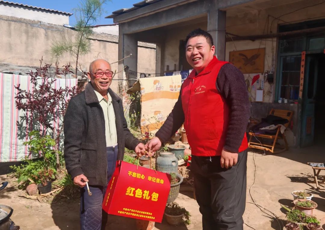 情系特困老人 传递温暖关怀——东平信息港公益协会开展“红色礼包”关爱特困老人活动 ...