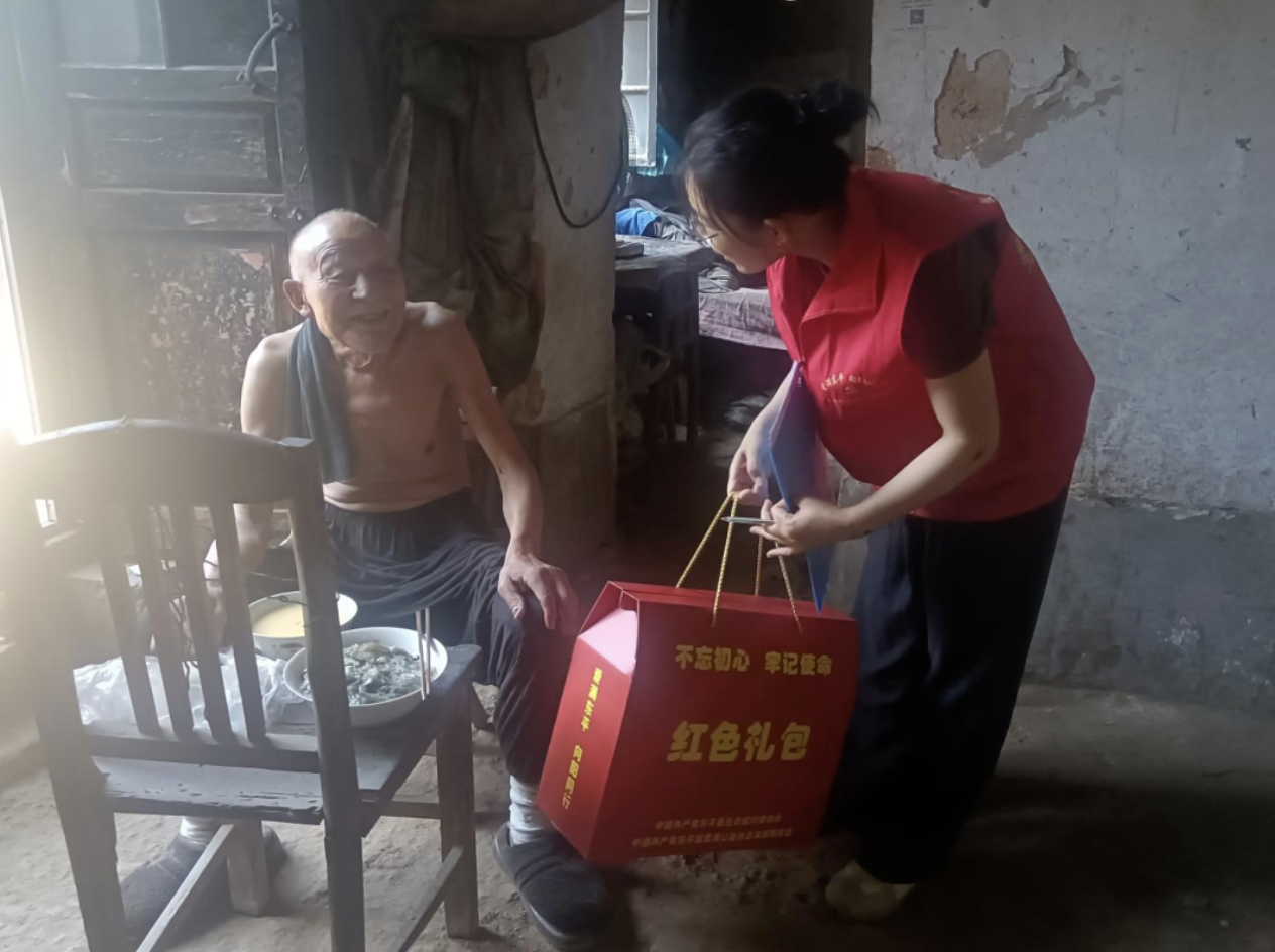 “红色礼包”关爱特困老人活动走进大羊镇