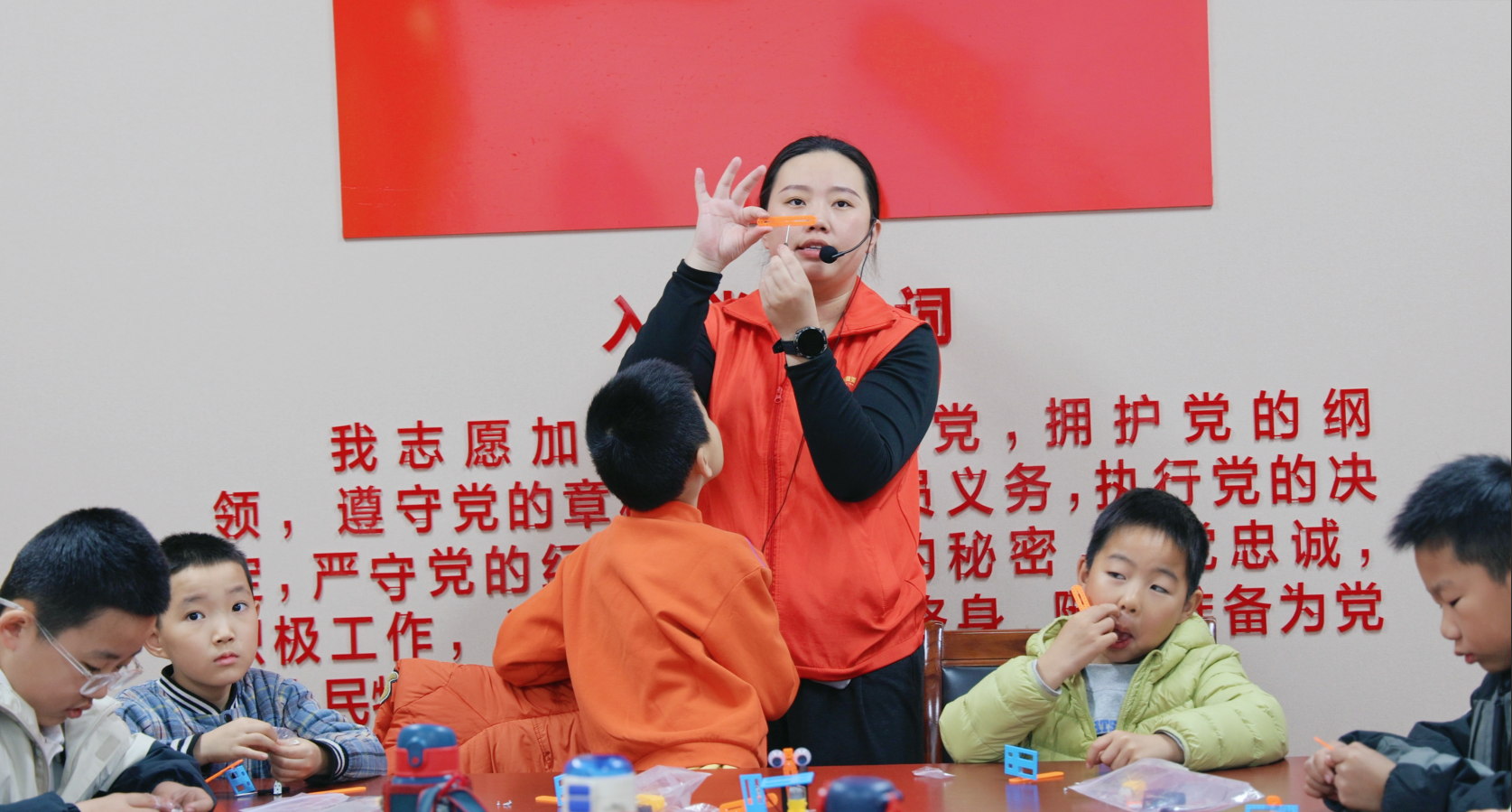小小工程师,创意大比拼!东平小学士DIY送餐机器人活动