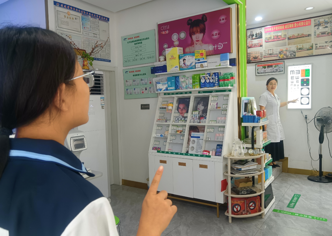 用爱点亮"视"界，温情守护成长东平信息港公益协会"港湾妈妈"爱陪伴志愿者为困境儿童免费配眼镜